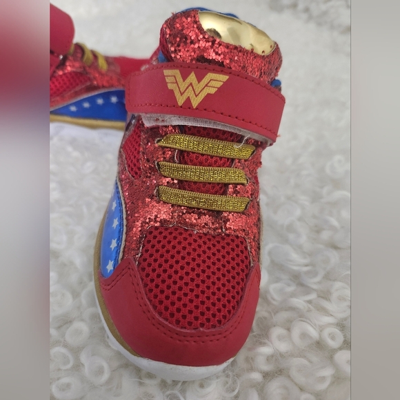BNWOT Sz US 9 Wonderwoman Kids Toddler  Red Blue Light Up Sneakers Shoes Velcro - Picture 4 of 11